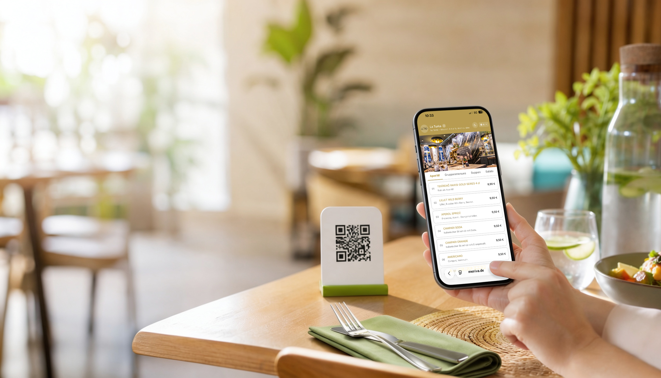Restauranttisch mit Smartphone, QR-Code und digitaler Speisekarte
